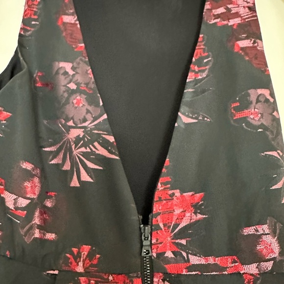 Alice + Olivia Jorah Box Pleat Dress in Black & Multi Floral (D7) - Picture 6 of 9